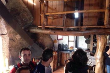 Casa desprinsa parca din Epoca de Piatra, atractie turistica in Portugalia: misterul adapostului primitiv din muntii Fafe - foto 1