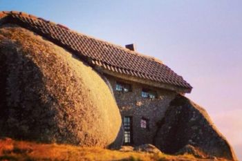 Casa desprinsa parca din Epoca de Piatra, atractie turistica in Portugalia: misterul adapostului primitiv din muntii Fafe - foto 2