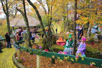Frumusetea de basm a parcului de distractii care se deschide doar o data pe an - foto 1