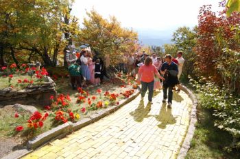 Frumusetea de basm a parcului de distractii care se deschide doar o data pe an - foto 3