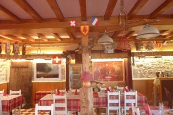 Povestea hotelului in care esti cazat in doua tari in acelasi timp