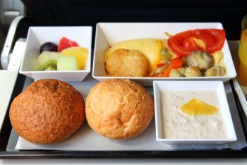 Ce alimente si ce bauturi sa eviti cand calatoresti cu avionul