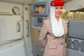 De ce tin stewardesele mainile la spate atunci cand pasagerii urca in avion