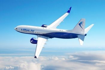 Incident la bordul unui avion Blue Air: un pasager a incercat sa intre cu forta in cabina pilotilor