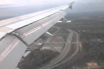 In SUA exista un aeroport in care avioanele aterizeaza peste morminte